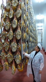 Núria Autet (IberGour) observa unos jamones en las instalaciones de COVAP