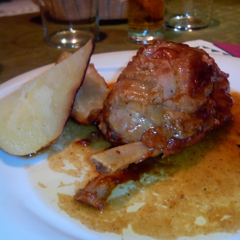 Codillo de Jabugo al horno, con patatas