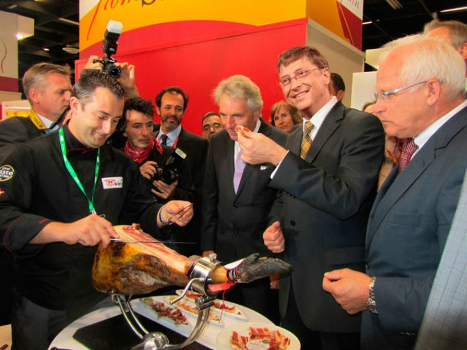 Supuesta foto de Bill Gates comiendo jamón. En realidad fue parte de una inocentada orquestada por Jamones Eiriz (Jabugo) el 28 de diciembre de 2013. Fuente: huelva24.com