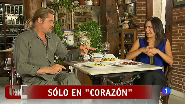 Brad Pitt señalando un plato de jamón. Fuente: rtve.es