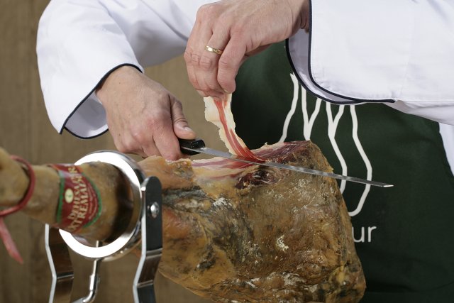 Corte de un jamón pata negra de extremadura