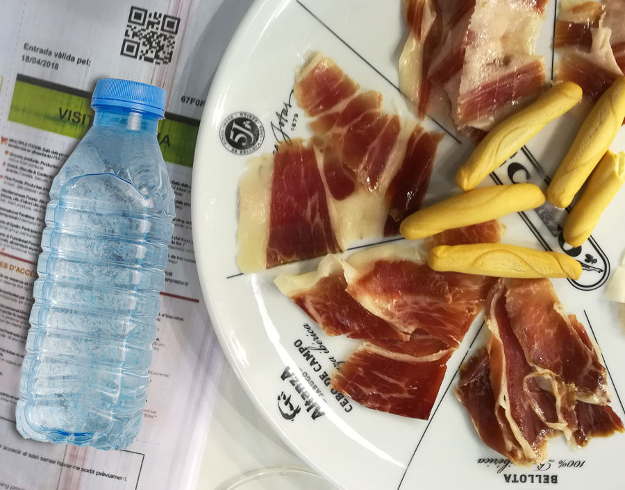 Lonchas de jamón y botellín de agua