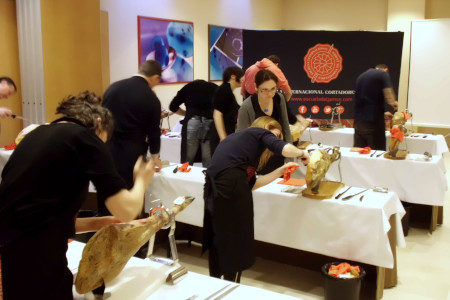 Allievi di un corso pratico di taglio del prosciutto iberico