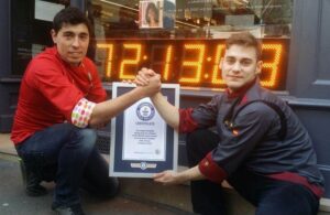 Noé Bonillo al finalizar la maratón oficial de corte de jamón ibérico celebrada en París en febrero de 2015.