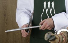 Afilando el cuchillo con el afilador o chaira