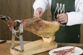 Colocación de la paletilla en la jamonera