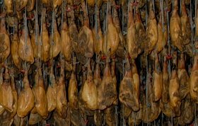 Curado de jamones en la fábrica de Julián Martín