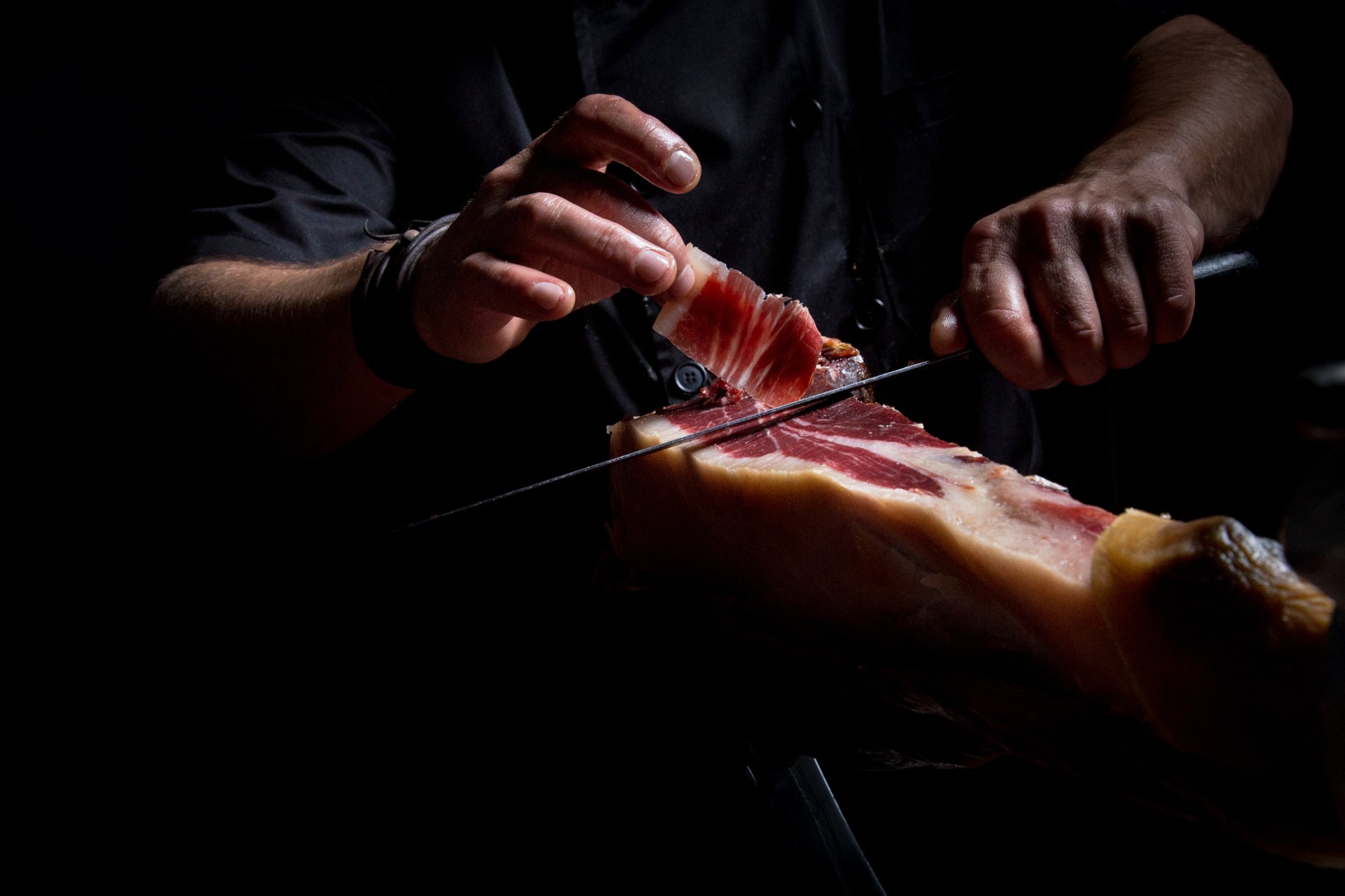 Cortando jamón a cuchillo