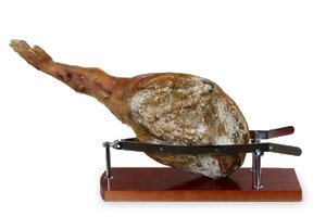 Jamon serrano colocado en un soporte Horquilla