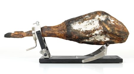 Jamonera Jamotec JP Luxe con jamón sobre el estribo