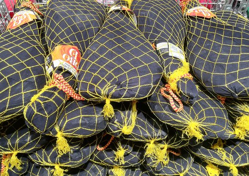 Pila de jamones ibéricos envueltos en fundas