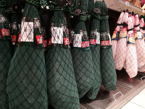 Jamones ibéricos colgados, en un supermercado