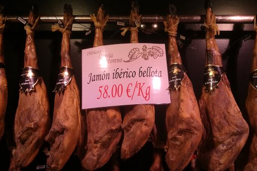Jamones ibéricos en una tienda, con su precio