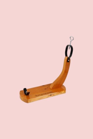 Jamonero de madera, con herramientas para montaje